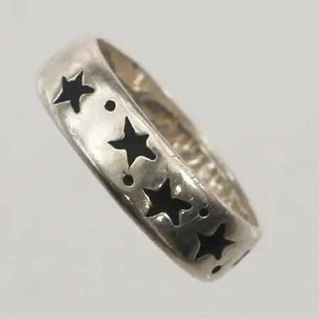 Ring med stjärnor, stl 15½, bredd 4,9mm, 925/1000 silver  Vikt: 1,9 g
