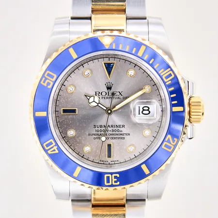 Herrur Rolex Submariner ''Serti dial'', stål/guld, automatisk, ref-nr: 116613LB, serie-nr: V696287, kaliber: 3135, verk-nr: 32962741, boett-nr: 2360, Ø40mm, safirglas, datum, index med diamanter samt safirer, oysterlänk, länk-ref: LT2, 10 monterade länkbitar, mindre repor på boett, länk samt viklås, urtavla med mindre fuktskada, glasring, certifikat, box, ytterkartong, manual, tag Vikt: 0 g