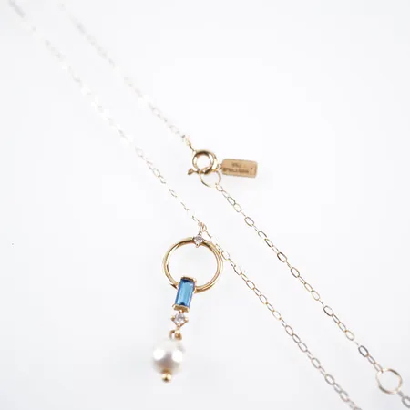 Collier m pärla och sten, 45cm, bredd 1,5mm, hänge 10mm x 30mm, 18k Vikt: 1,9 g