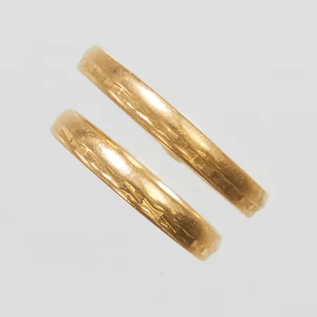 2 Ringar med mönsterdekor, Ø17 samt 19½, bredd: 2,9mm, personliga gravyrer, svenska stämplar, 18K Vikt: 5,4 g