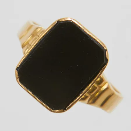Klackring med onyx, Ø20¼, bredd: 3,8-14,5mm, svenska stämplar, 18K Vikt: 4,5 g