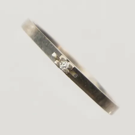 Ring med diamant ca 0,01ct, stl 15¼, bredd 1,5mm, vitguld, 18K Vikt: 1 g