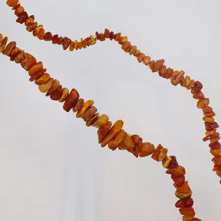 Collier med bärnsten längd ca 70cm bredd 5-15mm, smärre slitage 