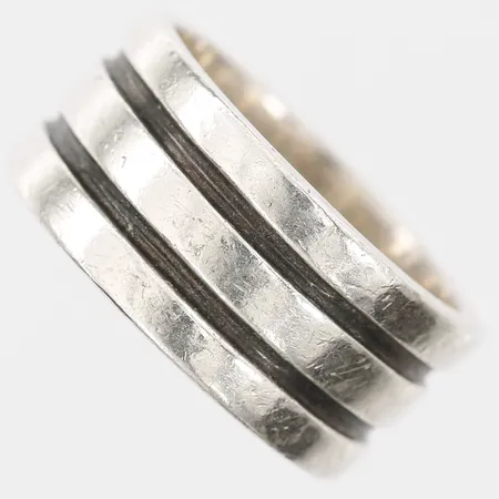 Ring, stl: 16¼, bredd: 9 mm, 925/1000 silver. Vikt: 7,4 g