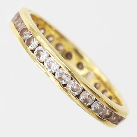 Ring med troligen syntetiska diamanter 30 x ca 0,04ct, stl: 18¾, bredd 3,5mm, 18K. Vikt: 3,4 g