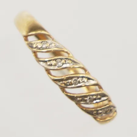 Ring med diamanter 5x ca0,001ct, stl 17, bredd 4,4mm, 18K Vikt: 1,1 g