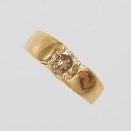 Enstensring med brun diamant 1 x ca.0,65ct, SI, Ø17¼, bredd: 3,3-6mm, 18K Vikt: 6,8 g