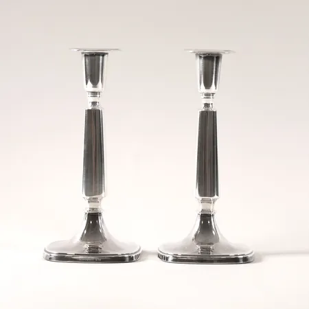 Ett par ljusstakar, Tore Eldh, K&EC, Göteborg, 1970 respektive 1971, höjd 18cm, slitage, fylld fot, bruttovikt 401,42g. 