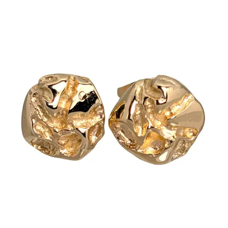 Örhängen, 18K guld, strukturmönstrad modell, storlek 6,5 x 7 mm, en plopp saknas Vikt: 1,2 g