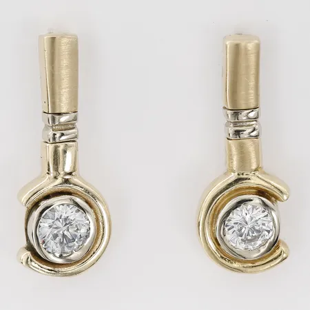 Ett par örhängen med vit sten, höjd: 23 mm, bredd: 3,5 - 9 mm, 14K guld. Vikt: 5,7 g