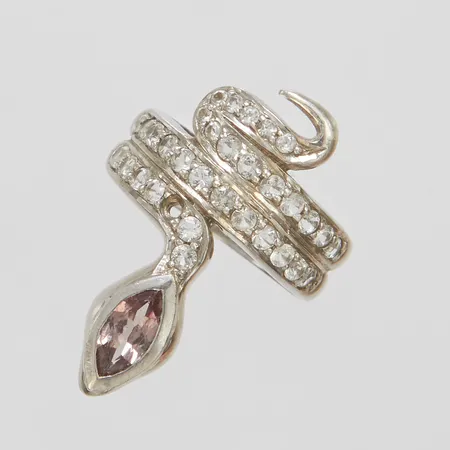 Ring med en syntetisk lila safir samt vita stenar, en sten saknas, Ø17½, bredd: 5,8-28,9mm, silver, 925/1000 Vikt: 6,3 g