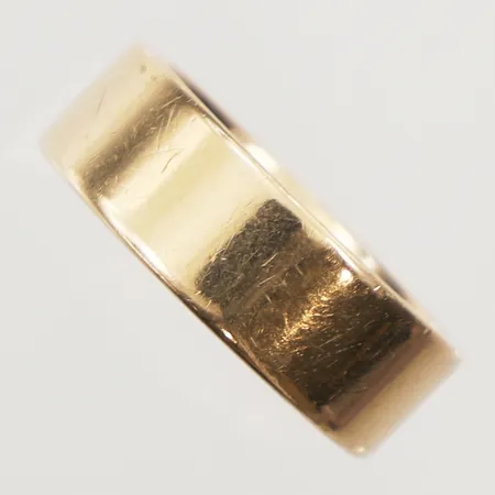 Ring slät, stl 18, bredd 6,9mm, Schalin, gravyr, 18K Vikt: 11,1 g