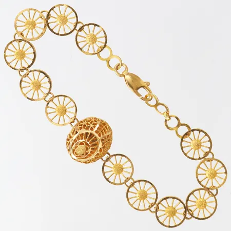 Armband med genombruten dekor, längd 16-17,5cm, bredd 9,5-15mm, 21K. Vikt: 7,4 g