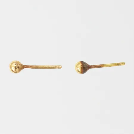 Ett par örhängen med kulor, Ø3mm, saknar snurrebussar, 18K. Vikt: 0,2 g