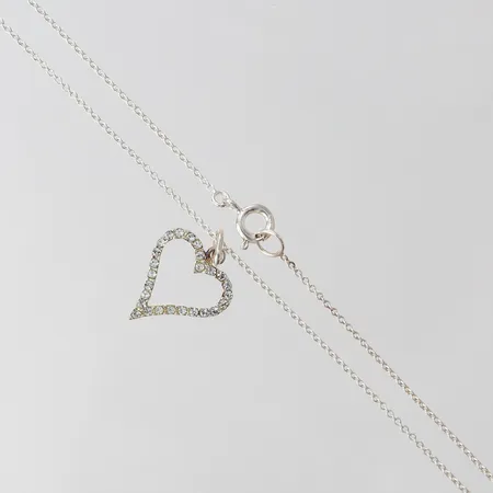 Collier med integrerat hjärta med stenar, längd 42cm, bredd 0,8-15mm, Silver 925/1000. Vikt: 2,1 g