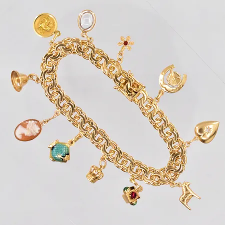 Armband Bismarck med 11 berlocker, 19cm, bredd 8,5mm, 18K Vikt: 39,2 g