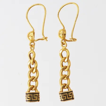 Ett par örhängen med meandermönster, 42x6mm, 21K. Vikt: 2,8 g