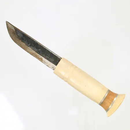 Samekniv sign GK, troligen Gustav Kuhmunen, knivbladet KGN, ca 18cm varav knivblad 9cm, skaft av renhorn, trä och metall. 