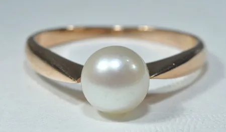 Ring med pärla, Ø 17 mm Bredd 6 mm, 14k Vikt: 2,4 g