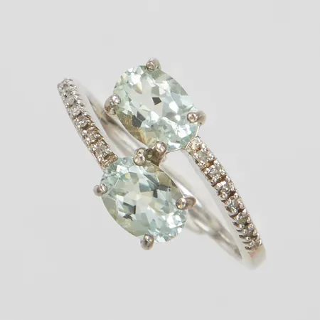 Ring med blågröna topaser samt diamanter 14 x ca.0,0025ct, 8/8-slipade, Ø17½, bredd: 1,5-10mm, silver, 925/1000 Vikt: 2,4 g