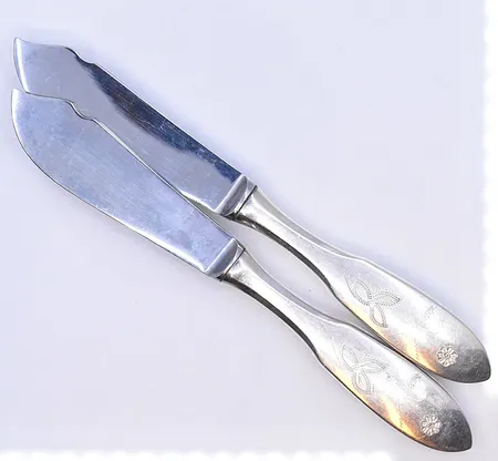 2 knivar med stålblad, längd 16 cm, silver 830/1000. Bruttovikt 97,9g.