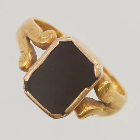 Klackring med svart sten, fattningen i 18K skenan i 23K, 8,1g.