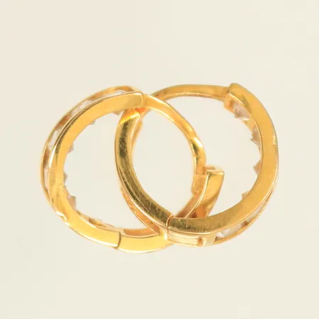 Ett par örhängen med vita stenar, Ø6mm, bredd 2,5mm, ojämna/buckliga, 21K  Vikt: 1 g