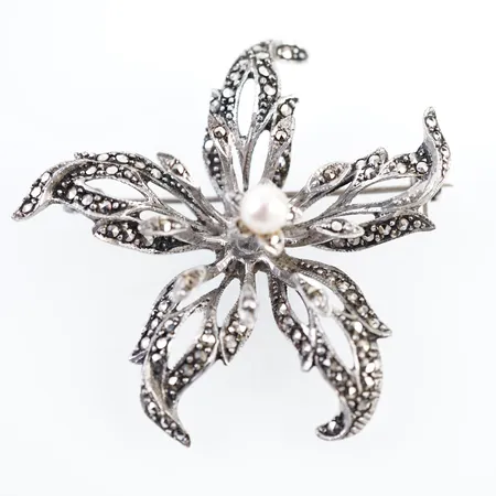 Brosch m markasiter och pärla, silver, 45mm x 45mm Vikt: 13,5 g