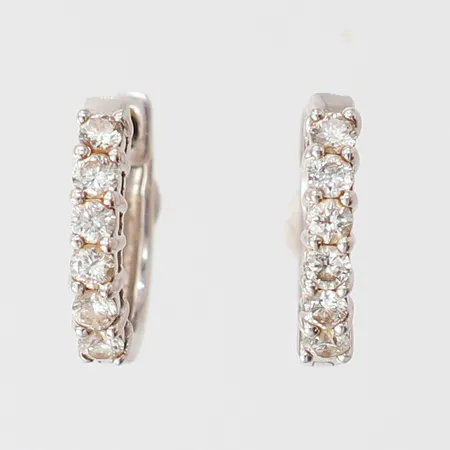 Ett par örhängen med diamanter 18 x ca 0,03ct, Ø8mm, lås låser ej, vitguld 14K.  Vikt: 1,6 g