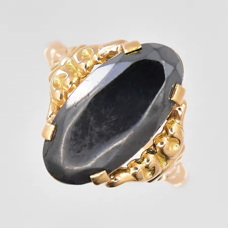 Ring med hematit, stl 17½, 18K Vikt: 3,3 g