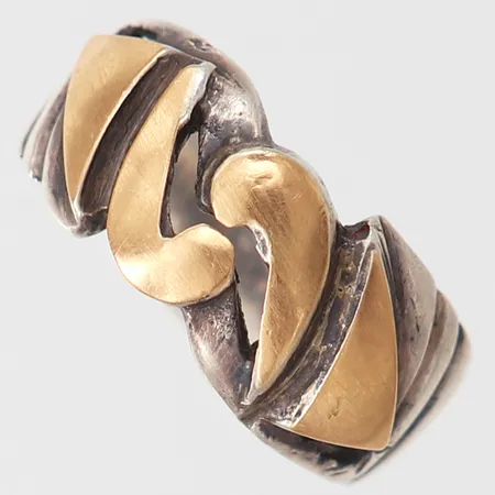 Ring med förgylld dekor, stl: 17½, bredd 4,5-9mm, Silver 925/1000.  Vikt: 4,1 g