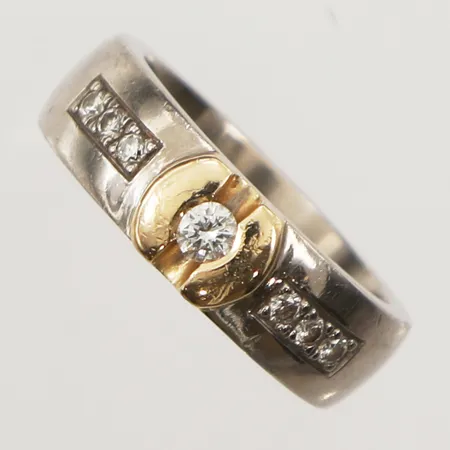 Ring med diamanter, 1x ca 0,10ct, 6x ca 0,02ct. stl 16½, bredd 6mm, gravyr, vitguld, 18K Vikt: 11,3 g
