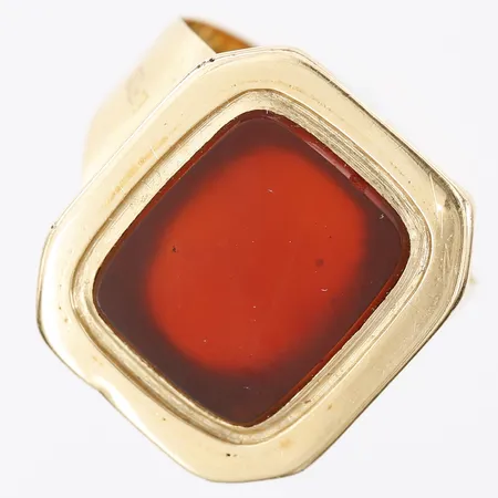 Klackring med platta i karneol, tillverkad av Anna Catharina Berg, Hudiksvall, saknar årstämpel men hon var verksam år 1829-1833, storlek: 19, bucklor, sliten gravyr, bruksslitage, 18K guld Vikt: 6 g
