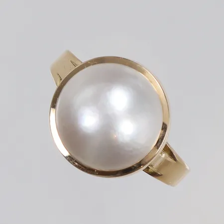 Ring med mabépärla stl 18¾ bredd 2-12mm 18K Vikt: 3,2 g