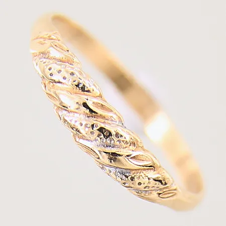 Ring med dekor, stl 17½, bredd 2-4mm, 14K  Vikt: 1,2 g