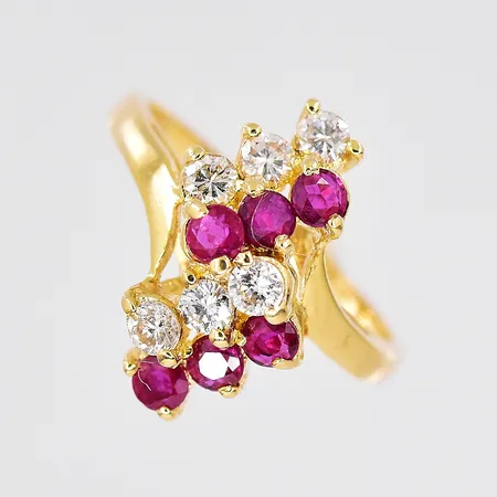 Ring med diamanter ca 0,20ctv, röda stenar, stl 14, 14K Vikt: 2,3 g