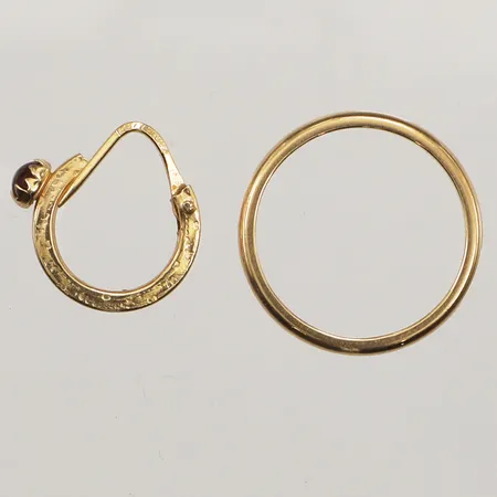 Diverse guld, sten, gravyr, 18K  Vikt: 3,7 g