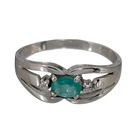 Diamantring, 18K vitguld, Smaragd 3,7 x 5 mm - stämplad 0,26ct på skenans insida, Diamanter 2 x 0,01ct - stämplad 0,02ct på skenans insida, svensk kontrollstämpel, Ø19,0 mm, bredd 2-7 mm, fint skick Vikt: 3,5 g