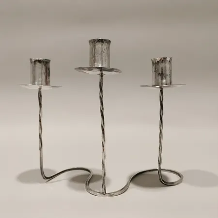 Ljusstake med vriden samt hamrad dekor, höjd ca 20cm, bredd ca 24cm, år 1998, skev, silver Vikt: 207,7 g