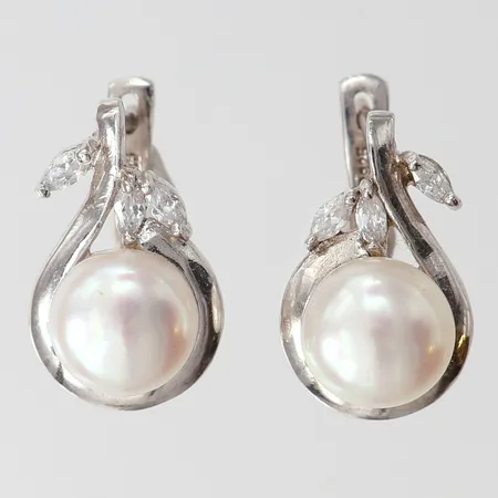 Ett par örhängen med imitationspärlor och vita stenar, 20x12,5mm, Silver 925/1000. Vikt: 6,8 g