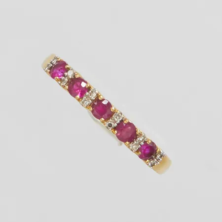 Alliansring med 5 rubiner Ø2,5mm samt diamanter 12 x ca.0,005ct, Ø18½, bredd: 1,6-2,7mm, ograverad, GHA, 18K Vikt: 2,8 g