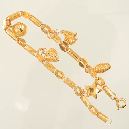 Armband med 5 berlocker, längd ca 19,5cm, bredd 3-15mm, 21K, 10g Vikt: 10 g