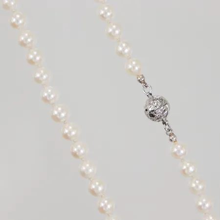 Pärlcollier med 82st odlade sötvattenspärlor Ø 6,5mm, längd ca 63cm, magnetiskt lås, vitmetall 