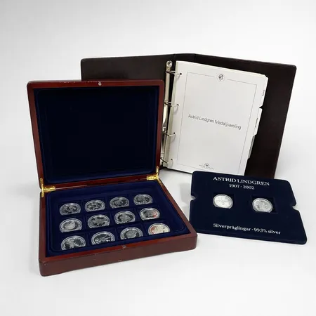 Plaketter, 14 st Astrid Lindgren,  ligger i schatull med pärm med intyg, Silver S999/1000 378g Vikt: 378 g