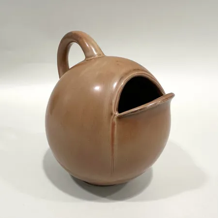 Kanna, Gunnar Nylund för Rörstrand, med motiv av fiskmun, höjd ca 15,5cm, stengods