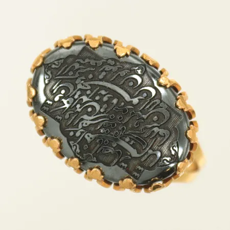 Ring med svart sten och text, stl 19¼, bredd 2,5-14mm, ojämn skena, 21K bruttovikt 6,6g Vikt: 6,6 g