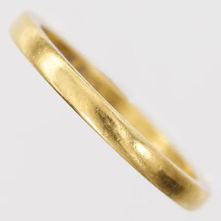 Ring, slät, stl: 17½, bredd: 2 mm, gravyr, 23K guld. Vikt: 4,3 g