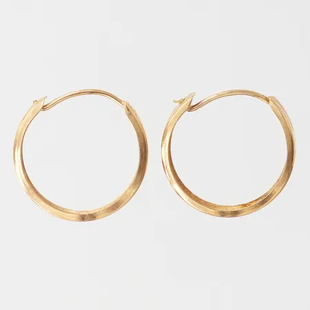 Ett par örhängen, creoler, Ø10,5mm, bredd 3mm, 18K. Vikt: 0,4 g