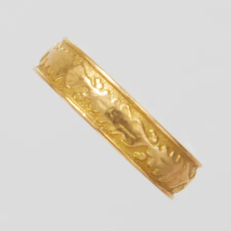 Doktorsring med motiv av eklöv, Ø20¾, bredd: 5,3mm, personlig gravyr, 18K Vikt: 5,5 g