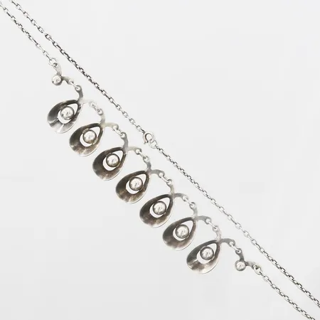 Collier, längd 43cm, bredd 2-22mm, slitage, 925/1000 silver. Vikt: 12 g